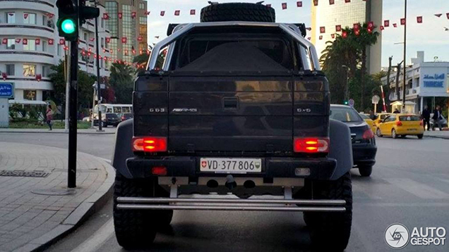 Enorme Mercedes-Benz G 63 AMG 6x6 gespot in Tunis