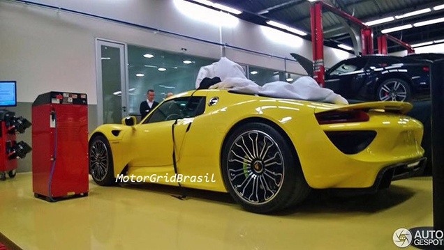 Racing Yellow gekleurde Porsche 918 Spyder staat in Brazilië 